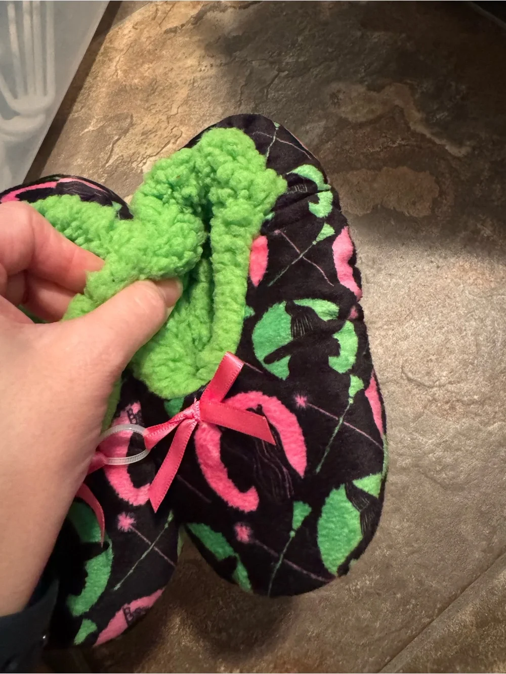 Girls Wicked  7/8 Green & Pink Plush Slippers